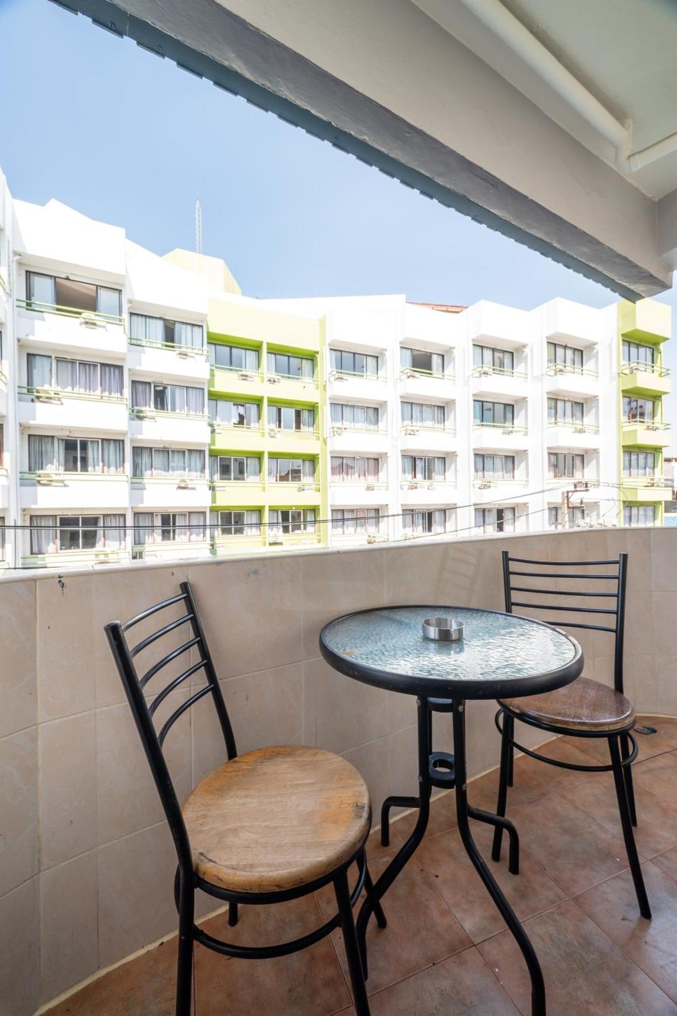 Abunawas Merry Inn At Walking Street Pattaya Exterior photo